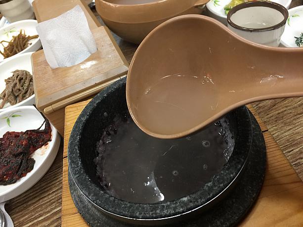 ご飯を移したあとの石鍋にお湯を注いでおこげをふやかして食べます。