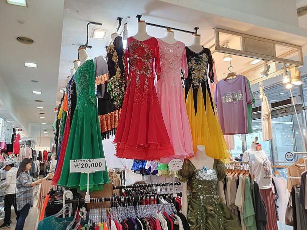 こんなドレスも～。東大門市場のファッションビルでショッピングや施設を利用してみるのもなかなかいいですよね～♪