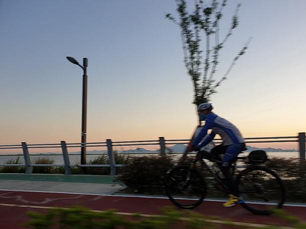 自転車に乗りながら、夕日を見るのも気持ちよさそうですよね！
