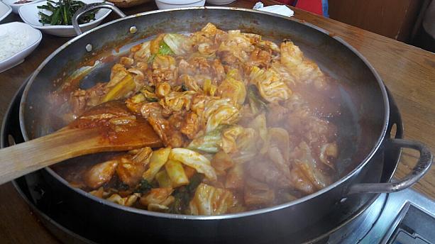 弾力のあるお肉、味つけもしっかり。ソウルで春川タッカルビはいかがですか～？