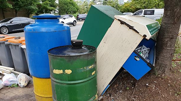 ゴミ捨て場に設置されたリサイクル用のボックスは倒されてしまいました