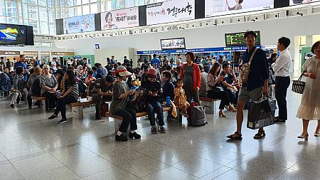 ソウル駅の中は、帰省する人々でいっぱいです～