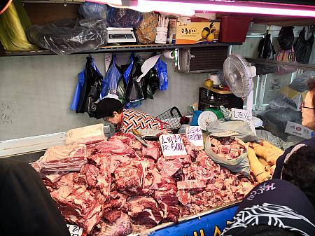 相場も市場だけに控えめ。部位がわからない牛肉の切り落としが100g80円程ですね。