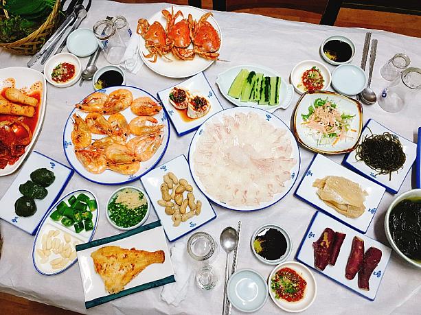 韓国式のお刺身はテーブル一杯にこんなふうにずらりと並びます！
