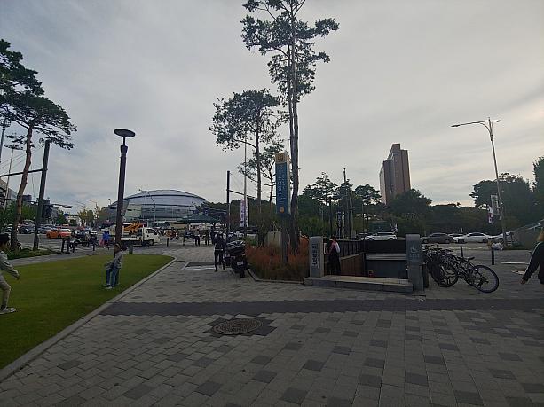 地下鉄東大入口駅前はきれいな公園に整備されて街自体が新しくなっています～！