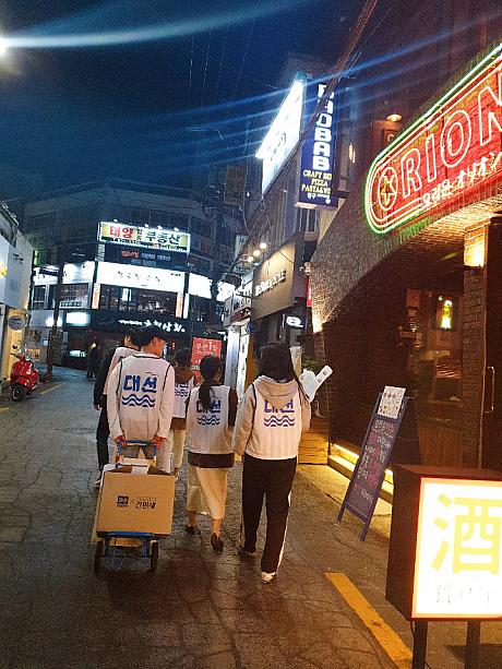 この人たちは、釜山焼酎の広報をしている人たち！！夜の街に出るとこういったお酒の会社のイベントにであるかも！