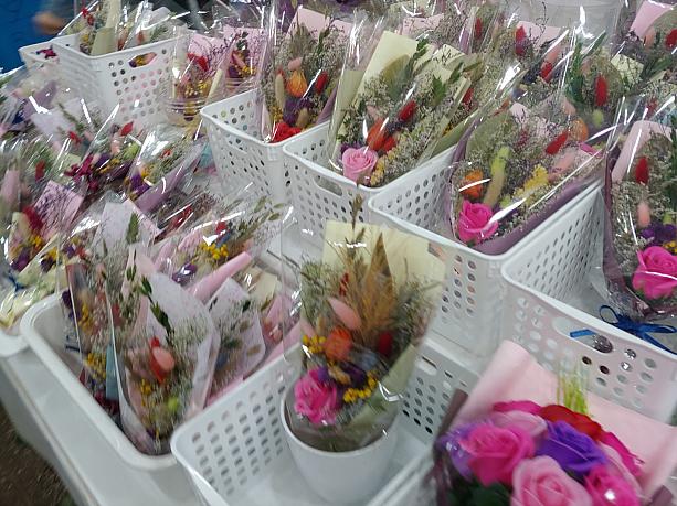 卸売りが基本ですが、花束などを小売りしてくれるお店もあります！