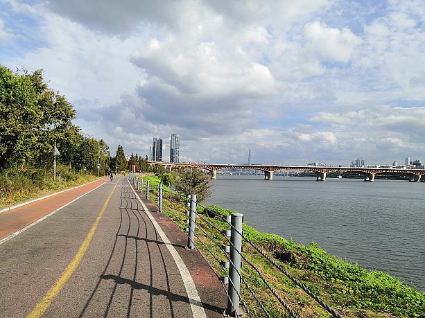 大河のすぐ横を走る爽快感を味わえます。目の前に見える橋はゴールに近い聖水大橋です。