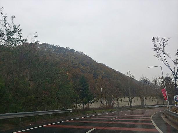 山にも紅葉が。ソウル市内よりもこちらは気温が少し寒いので紅葉も少し早く始まります～！
