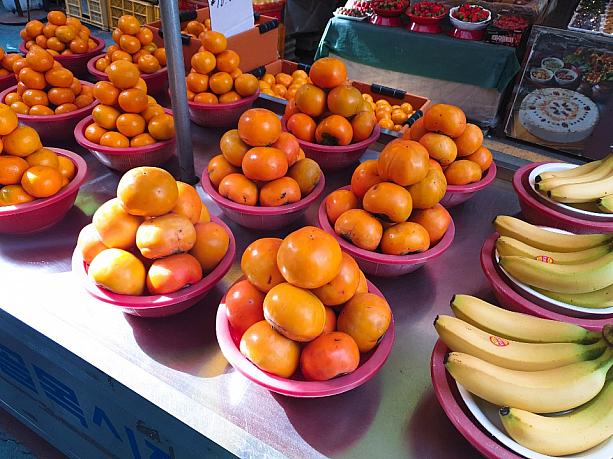 市場に行くと季節を感じられる！秋も深まるこの時期は、おいしそうな柿がいっぱい！