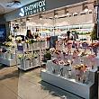 すぐに持って帰れるようなブーケタイプで、花も売ってま～す。