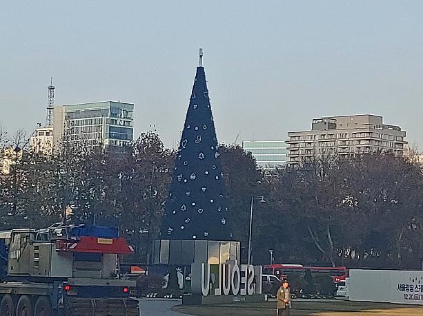 名物の一つ！！ソウルらしい風景をバックにしたクリスマスツリー！