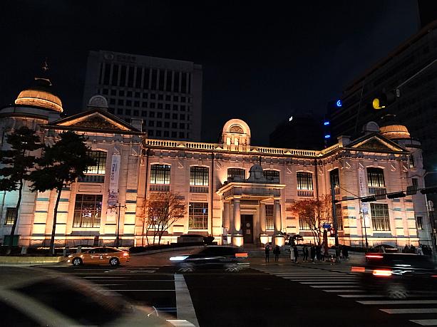 韓国銀行本館もライトアップ。