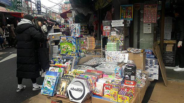 子供向けのプレゼントは、ソウルのおもちゃ屋さん通り、昌信洞玩具通りへ～。
