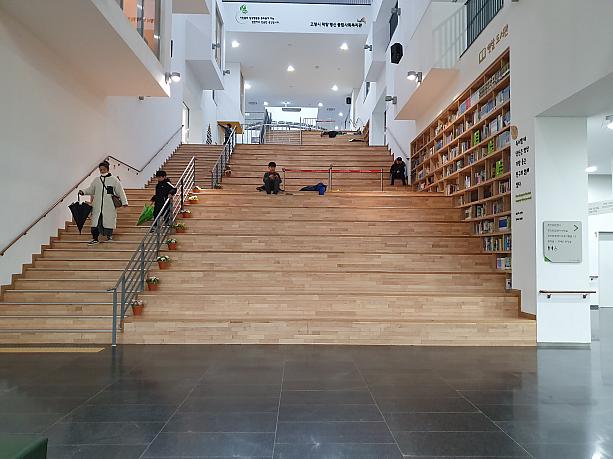 中には、コエックスで見かける階段式の読書スペースや、