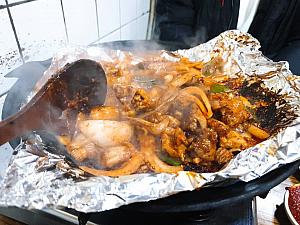 こちらは釜山の郷土料理の一つ、コムチャンオ（ヌタウナギ）のお店～。甘辛い味付けで鉄板で蒸し焼きしていただきます！