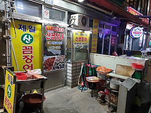 こちらは釜山の郷土料理の一つ、コムチャンオ（ヌタウナギ）のお店～。甘辛い味付けで鉄板で蒸し焼きしていただきます！