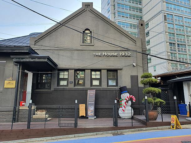 ソウル駅の３番出口、または１５番出口から徒歩約１０分くらいのところにあるカフェ「THE HOUSE１９３２」は、パンがおいしいと、最近人気～♪