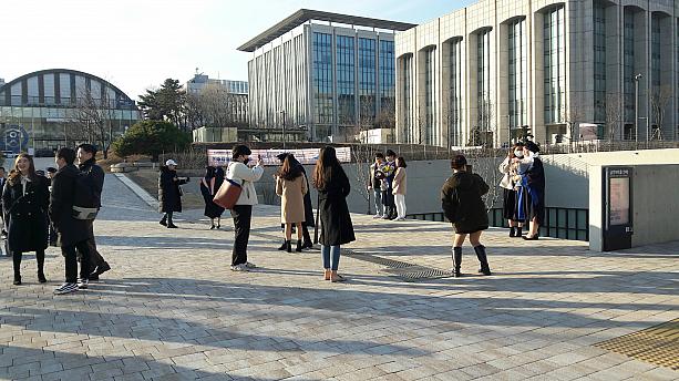ソウルの有名私大、延世大学では卒業式をやらない代わりに、大学が学士帽とガウンをレンタル、卒業生は各自写真だけ撮ることになったよう。