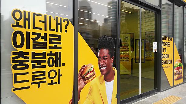 モデルはハン・ヒョンミンくん。昨年（2019年）8月に弘大に1号店をオープン。約6か月でソウル市内を中心に18店舗と今急展開中～！