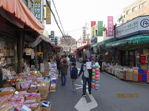 新学期の始まりがさらに2週間延期されて、結局、1ヵ月新学期のスタートが遅くなる韓国。学用品を買い求める子供連れの買い物客が目立ちました。