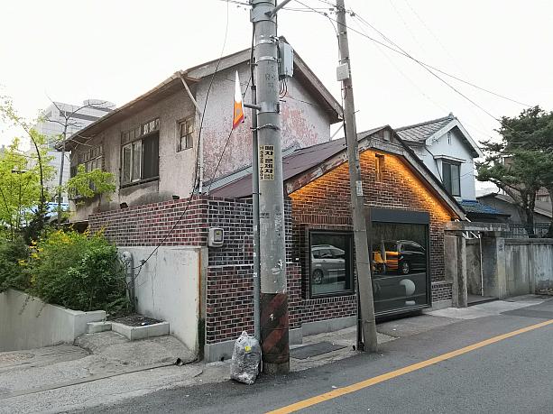 南営洞の米軍基地前の通り。古い日本家屋を改装して事務所にしているようです。