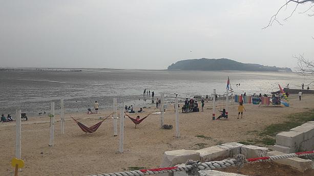 仁川の海岸沿いも家族連れやカップルが。連休にしては少なめ。