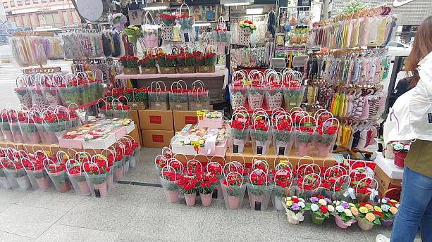 明日は、韓国でオボイナル（両親の日）ということもあり、カーネーションを売るお店が多いです！