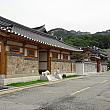 北漢山を背後に新しく建てた伝統家屋が並びます。