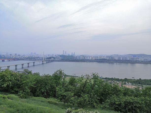 展望台からは漢江とソウルの眺望を楽します。