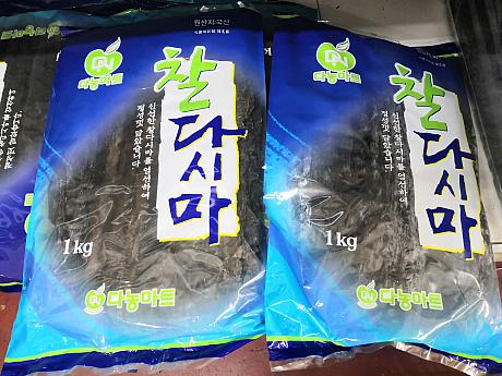 こちらの昆布はタノンマートのプライベートブランド。韓国では昆布はたいへんお安いので、豪華に使ってダシをとります。