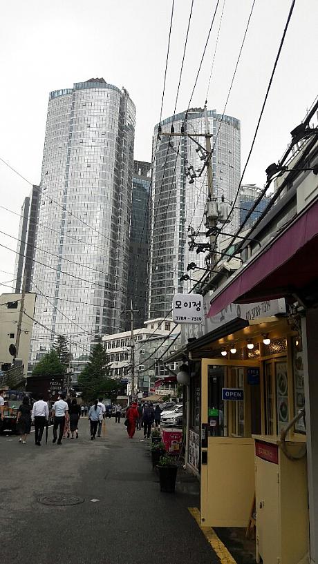 大通り沿いの高い近代ビルとは対照的~。