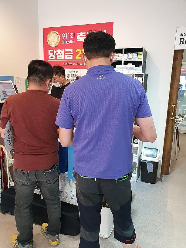Lottoはコンビニとかバス停前とかでも売っている韓国で１番人気のある宝くじ。１枚が５０００ウォン。毎週土曜日に抽選があって、今の１等は２１億ウォン・・・今日も夢を買うのかな～＾＾