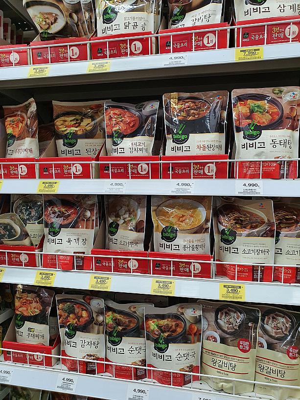 韓国のあの伝統的な各種スープのレトルトもあるよ～♪知ってる人は日本へのお土産に買って帰る人もいるよね～ちょっと重いけど、食べたい時に便利～＾＾