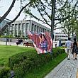 ソウルの有名私大、延世大学のキャンパスには卒業をお祝いする垂れ幕があちこちに~！