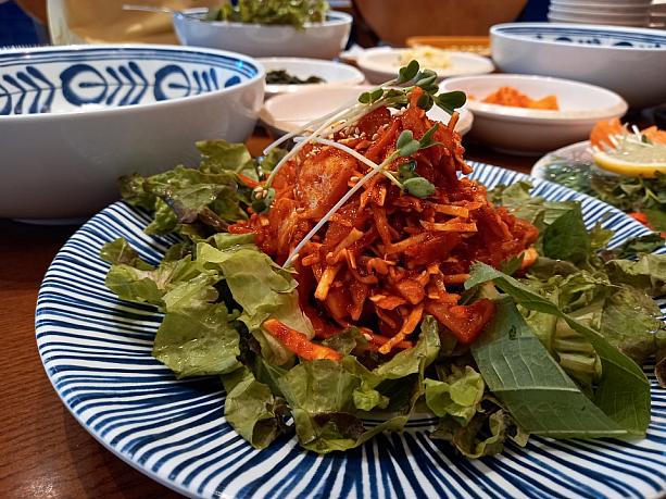 活魚の刺身ビビンバはこれ！刺身を野菜と辛いタレで和えたもの。