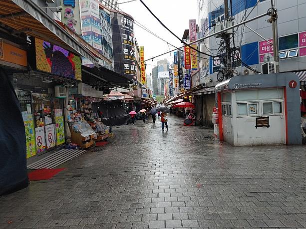 雨の日の南大門市場。