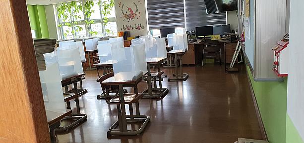 教室をのぞくと、登校した時のために児童の各机にはパネルが設置され、席もひとつひとつ離してある徹底ぶり～
