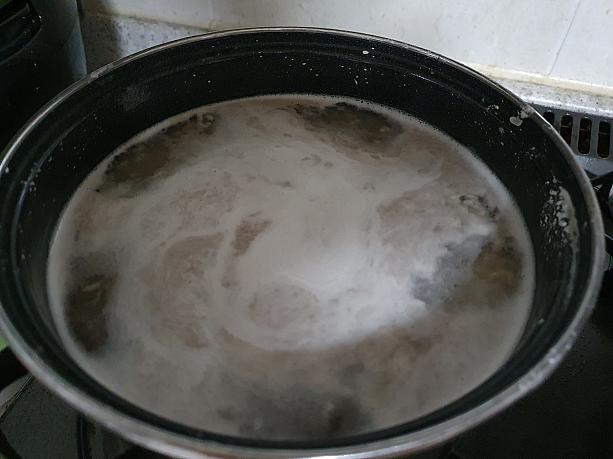 3時間くらいして米粒が１０個くらい浮いているのが確認出来たら発酵完了～＾＾鍋に移して、さっき残しておいた餡のような部分もお好みで混ぜて