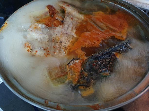 急に冷たい風が入り込んで、空気は冷え冷え～。急に寒い日にはあったか鍋料理がいいですよね～♪韓国の代表的な鍋料理のメウンタン～魚料理なので、魚が好きな人にはオススメ～＾＾♪
