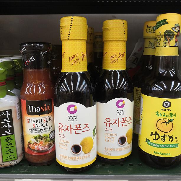 日本からの輸入品のポン酢の隣には国産のポン酢も並んでいます。