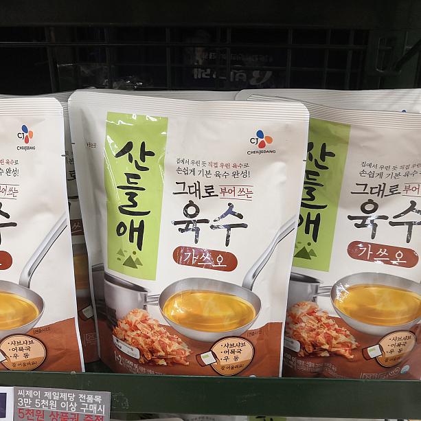 こちらはカツオ出汁のスープ。日本では見かけない外国ならではの製品です。おでん、うどん、しゃぶしゃぶのベースのスープに使うようです。