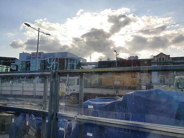 バスを乗り換えてソウル駅前を通ったら、工事中～。