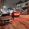 突然の積雪で、チェーンやスタットレスを履いていない車は、慎重に慎重に走ります。