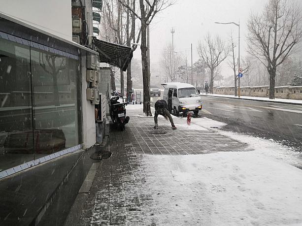 店の前の歩道の雪を片付けるのは、店主の義務ということで、雪を払う作業に大忙し。