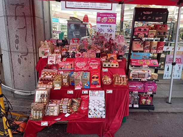 チョコレートやら、韓国っぽいプレゼントパグニ（籠）も並びます。