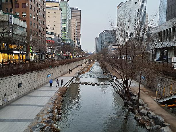 明洞のロッテデパート方面へ。橋を渡ると、下には清渓川が。ここはソウル市民の憩いの場、中心部に住む人には絶好の散歩コースです。