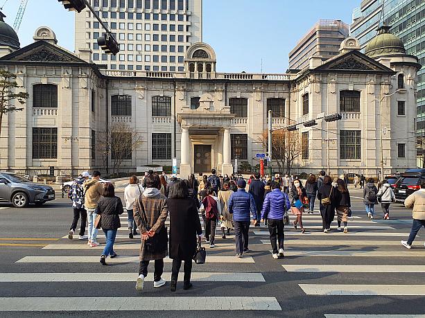 南大門市場から市庁方面へ。韓国銀行貨幤博物館(旧韓国銀行本店）前の交差点も、多くの人が行き交います。