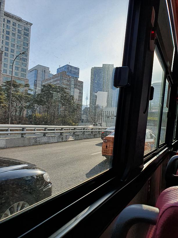 この頃は冷たい空気が入る時は空気がきれいみたい～。バスの窓から南山タワーがビルの谷間に見えますね～♪