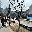 弘大入口駅前の京義線スッキル。お散歩気分で歩けますネ。